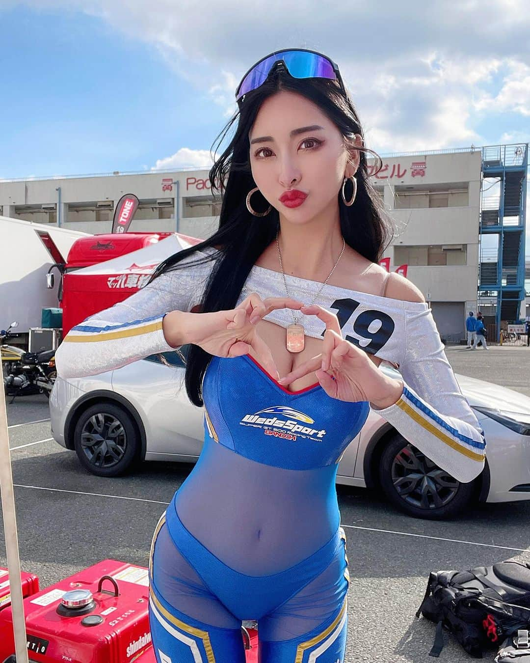 南真琴さんのインスタグラム写真 - (南真琴Instagram)「おはよ💙 みんな週末なにするの😊？？  #model#gravure#racequeen#gridgirls#时装#自拍#照片#粉我##팔로우환영#팔로우미#셀카그램#란제리#レースクイーン#fashion#ファッション#ビジョビ#モデル#作品撮り#インスタグラビア#shooting#portrait #supergt  #爆走坂東組  #racingprojectbandoh #wedssportbandoh #wedssport」10月28日 7時10分 - makoto666_