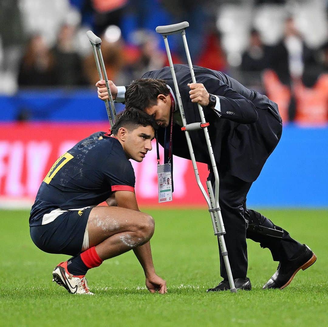 のインスタグラム：「試合後に落ち込む仲間のもとへ駆け寄る #パブロマテーラ 選手🇦🇷🥹  負傷で出場ならずも仲間の勇姿を見守りました🏟️  #ラグビーワールドカップ2023 #RWC2023 | #ARGvENG」