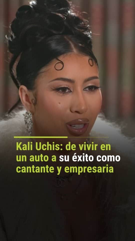 Primer Impactoのインスタグラム：「💥 En exclusiva con @officialjackieg, la cantante kaliuchis habla de su carrera musical y su lanzamiento como empresaria: "Si una persona verdaderamente quiere algo, puede conseguirlo con trabajo".  #kaliuchis #exclusiva #entrevista #música #primerimpacto」