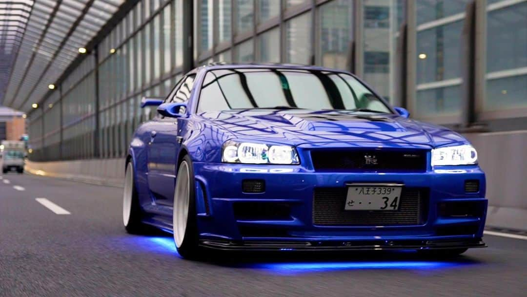 テレスのインスタグラム：「本日の動画はこの後19時より公開☀️  #愛車紹介#テレス#r34#gtr#er34#rb27#rb26#rb25#skyline#スカイライン」