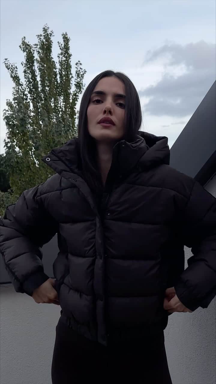 ブランカ・パディラのインスタグラム：「Time for chocolatey puffers  @alo  Ad」
