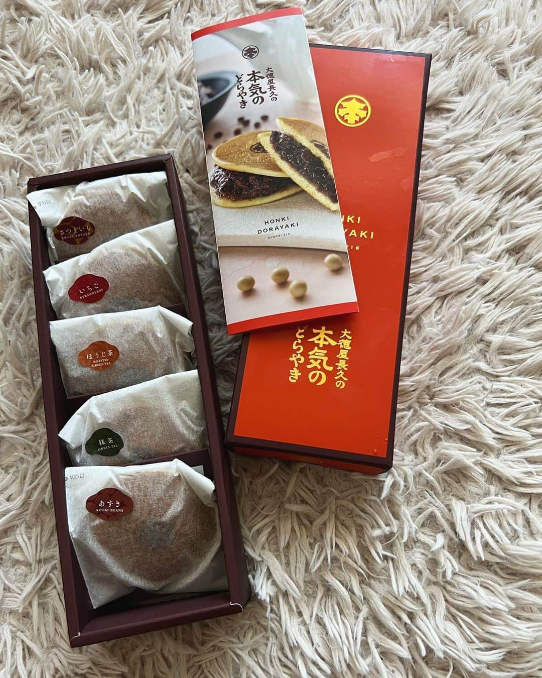 安田華乃のインスタグラム：「お取り寄せスイーツ😋  創業300年を越える老舗和菓子屋 「大徳屋長久」  本気のどら焼き @honkidorayaki   ヴィーガンで罪悪感ないから 食べすぎてしまう笑  #お取り寄せ和菓子 #お取り寄せスイーツ #本気のどらやき #ほんどら #大徳屋長久」