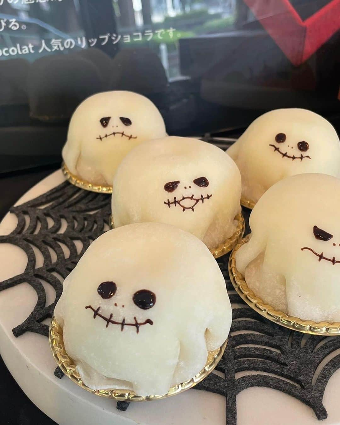 Decadence du Chocolatのインスタグラム：「《Halloween》  今回はHalloween限定のカットケーキをご紹介します！  かわいらしいおばけの「Halloween GHOST」👻  もちもちの求肥で包まれたGHOSTの中には、ふわふわの生クリームにさわやかな苺ジュレと苺ムースが隠れています🤭  そして、GHOSTの表情は、パティシエが一つひとつ描いているので、よく見てみると少しずつ違います👨‍🍳  みなさんがケーキ箱を開けたときに、にっこり笑ってくれますように。 食べたときに笑顔がこぼれますように。 GHOST にはそんな思いが込められています✨  ┈┈┈┈┈┈┈┈┈┈┈┈┈┈┈ ◾︎ Halloween GHOST ¥450 (¥486) ◾︎茗荷谷店限定 ◾︎11/1までの販売予定です ┈┈┈┈┈┈┈┈┈┈┈┈┈┈┈  大変ご好評いただいているHalloween GHOSTも、販売期間は残りわずか…！ お気に入りの子を見つけにいらしてくださいね☺️   #halloween   #ハロウィン限定   #decadenceduchocolat   #デカダンスドュショコラ」