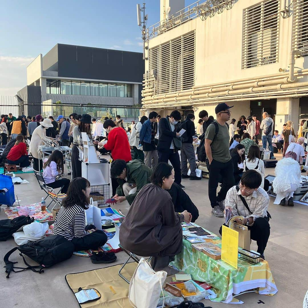 吉祥寺PARCOさんのインスタグラム写真 - (吉祥寺PARCOInstagram)「今日は屋上でZINE FES TOKYOが開催されました📚🍁 気持ちいい秋晴れで絶好のZINE FES日和！今回の出店者は100名超、たくさんのお客様がお越しくださいました。 次回開催についてもすでに打ち合わせしているので、このアカウントでもまもなくお知らせできそうです📢 参加したい人も、行きたい人も、お楽しみに🌸  @zinefarmtokyo   PARCO ART&CULTURE、あと約1週間です！🎨  #parcoartandculture #zinefest #ジンフェス #キチジン #吉祥寺イベント ＃吉祥寺PARCO #吉祥寺PARCO」10月28日 18時18分 - parco_kichijoji_official