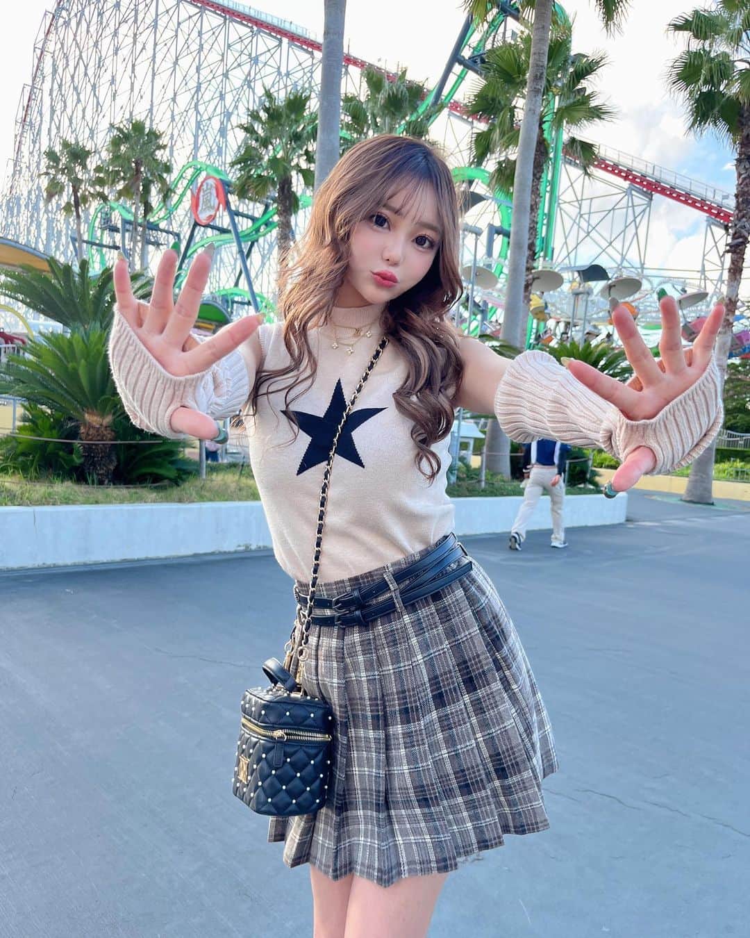 くまみゆさんのインスタグラム写真 - (くまみゆInstagram)「. . なみたんと長島行ってきた〜🥹 乗り物乗りまくって最高に楽しすぎた休日だった！ 昼間は暖かくてこの時期最高すぎる気温だなあ😭 楽しかった〜〜😌 . . #darich」10月28日 18時18分 - kumamiyu.24
