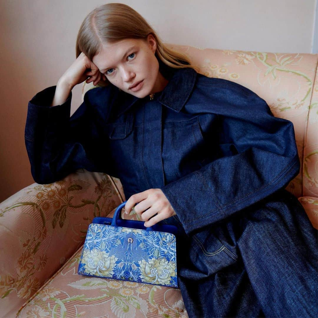 アイグナーのインスタグラム：「The #AIGNER Cybill Bag Honeysuckle abounds with a floral pattern inspired by the works of William Morris. The pattern is applied to the leather with a special digital printing technique. Like all signature Cybill Bags, the Honeysuckle is handmade in AIGNER’s partner factory in Italy and stands for detailed craftsmanship and the highest quality materials.   Get yours in stores and at aignermunich.com   #AIGNERSS24」