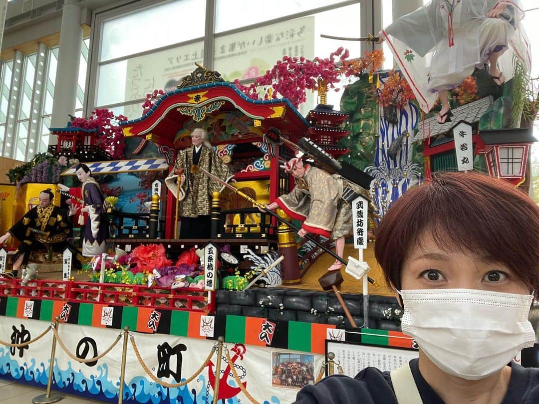 高橋みゆきのインスタグラム：「今日はやまホリでした😊🎶登山⛰️やりたいけど…終わった後もう体がボロボロよ😅 #やまホリ #NHK山形 #エンジョイホリデー #ロケも #新庄駅」