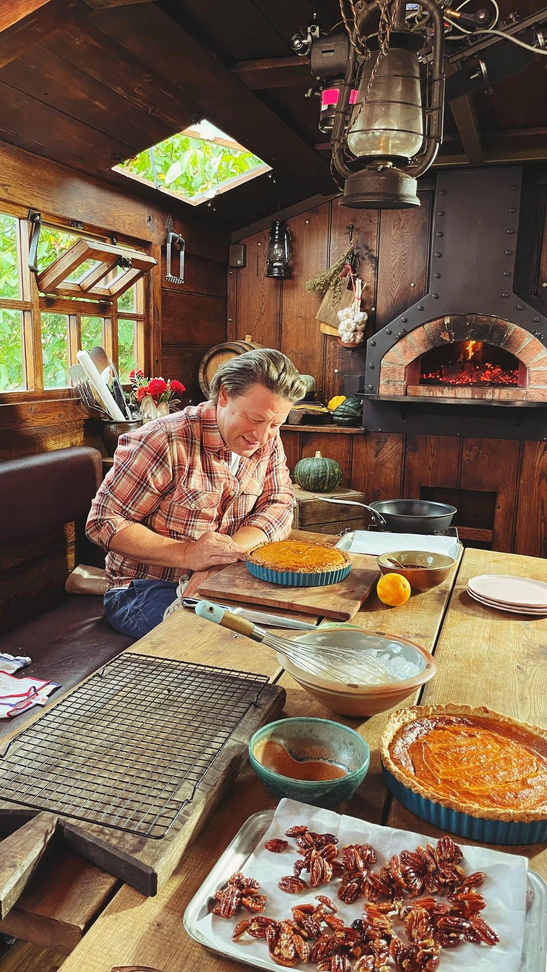 ジェイミー・オリヴァーのインスタグラム：「Such a great day with my amazing team recently filming some lovely warming autumnal recipes, keep an eye out as will be sharing them with you all soon! Have a lovely weekend everyone xx #autumn #bts #recipes」