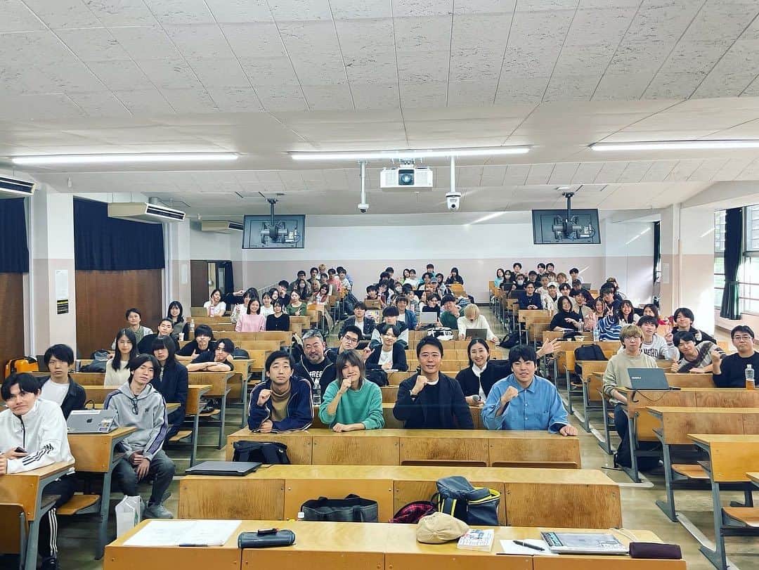 白木夏子さんのインスタグラム写真 - (白木夏子Instagram)「昨日の武蔵野大学EMC Entrepreneurshipの授業では、1年生から3年生までの合同授業で福岡市長の高島宗一郎さん @takashima.fukuoka にご登壇いただきました。 失敗を恐れず、諦めず日本の変革のために挑戦し続ける大人の代表として、高島さんの話はぜひとも皆に聴いてもらいたく、超多忙なスケジュールの合間をぬっておいでいただきました。  講義の前は白木ゼミだけにスペシャル対話会も企画。事前に高島さんのご著書「日本を最速で変える方法」を皆で輪読。学生たちと生きかた、人生の時間のすごしかたなど深い話で盛り上がり、大変贅沢な時間になりました🥺  市長になられて13年間で、大学で講義をしたのがなんと3回目だったとのこと😳 貴重な機会をありがとうございました！」10月28日 16時47分 - natsukoshiraki