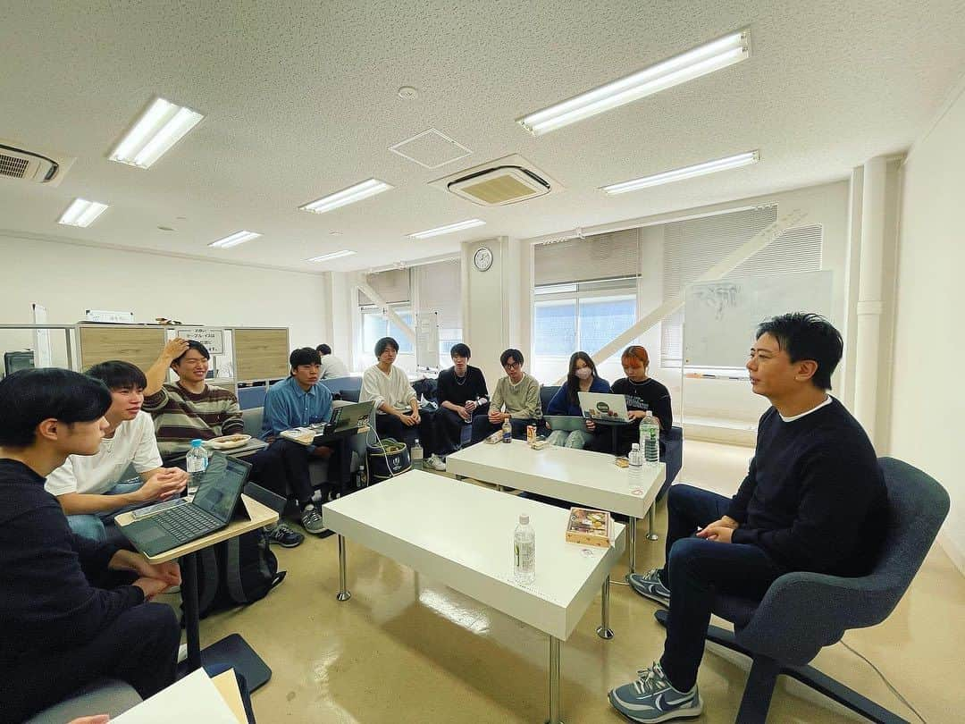 白木夏子のインスタグラム：「昨日の武蔵野大学EMC Entrepreneurshipの授業では、1年生から3年生までの合同授業で福岡市長の高島宗一郎さん @takashima.fukuoka にご登壇いただきました。 失敗を恐れず、諦めず日本の変革のために挑戦し続ける大人の代表として、高島さんの話はぜひとも皆に聴いてもらいたく、超多忙なスケジュールの合間をぬっておいでいただきました。  講義の前は白木ゼミだけにスペシャル対話会も企画。事前に高島さんのご著書「日本を最速で変える方法」を皆で輪読。学生たちと生きかた、人生の時間のすごしかたなど深い話で盛り上がり、大変贅沢な時間になりました🥺  市長になられて13年間で、大学で講義をしたのがなんと3回目だったとのこと😳 貴重な機会をありがとうございました！」