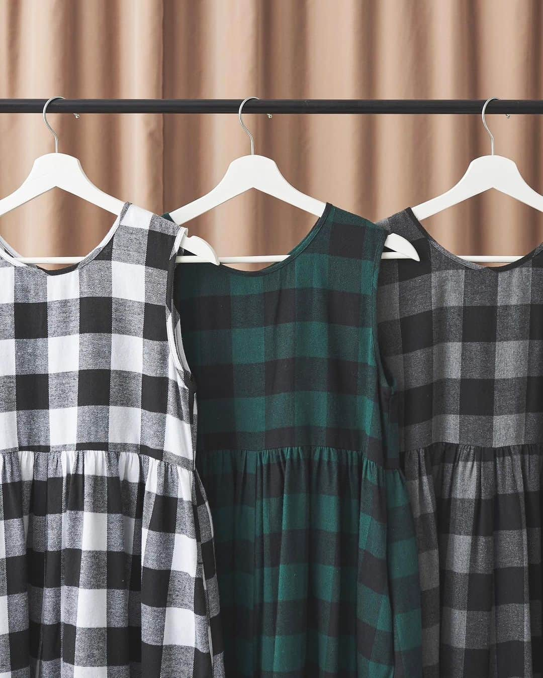 merlot-メルローのインスタグラム：「──────────── PLAID COLLECTION ────────────  ●ギンガムチェックオールインワン   white／black／green ￥3,850(taxin)  モデル身長 : 157cm  𝐩𝐨𝐢𝐧𝐭 ・シーズンムード漂う微起毛素材 ・高めのウエスト切り替えでスタイルアップ ・締め付けなしのストレスフリーで楽にかわいく ・ポケット付き  #2023merlotAWcollection 🛍 @merlotcamp  #merlot #メルロー #カワイイハオモシロイ #merlot_code #merlot_2023aw #2023aw #autumncollection #wintercollection」