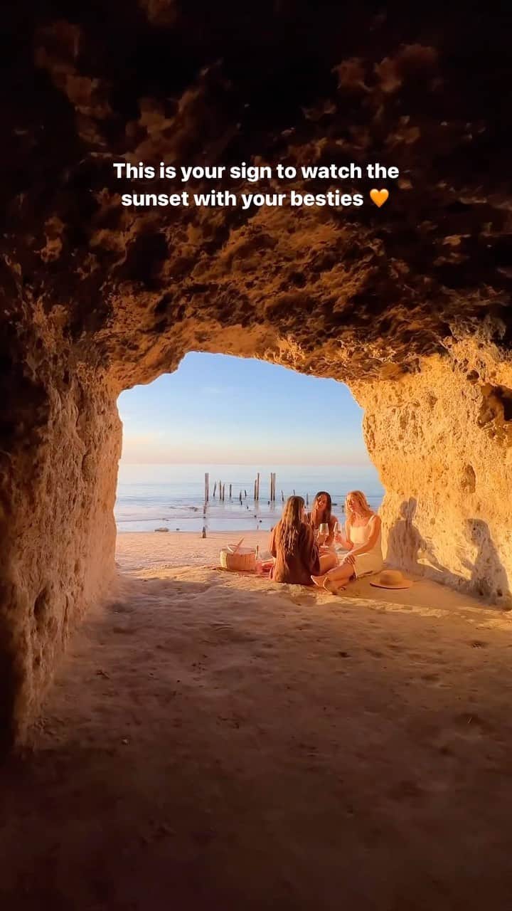 Australiaのインスタグラム：「Tag your sunset soul-sister👇🏻🌞 Grab your besties and head straight to @officialfleurieupeninsula’s #PortWillunga to explore the golden cliff faces, crystal-clear waters and squeaky white sand that dot this gorgeous coast. If you’re planning a trip to this part of @southaustralia, stick around for sunset and enjoy a sundowner at the @kickbackbrewing or @starofgreece or kick back with a picnic at Port Willunga Beach 🧺.  📍: Port Willunga, @officialfleurieupeninsula , @southaustralia   🎥: @southaustralia   #SeeAustralia #ComeAndSayGday #SeeSeeAustralia #FleurieuPeninsula  ID: a series of shots of a group of friends enjoying a beach picnic in and around a sandstone cave. As the video unfolds, the sun gracefully descends, casting a warm, golden glow over the tranquil beach.」