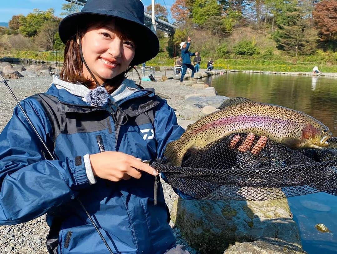 晴山由梨さんのインスタグラム写真 - (晴山由梨Instagram)「群馬県の川場フィッシングプラザさんにお邪魔しました！  朝は気温5度という寒さでしたが、 日中は20度近くなり過ごしやすい中でのエリアトラウト🍁  元気な魚達と、のどかな空気に癒されました☺️ 炭火でじっくり焼いたマスの塩焼きも最高〜！ この日の様子は後日つりジェンヌ公式YouTubeにアップされます♪  帰りは大好きな永井食堂のモツ煮を食べに寄り道🚗💕  #群馬 #川場フィッシングプラザ #管理釣り場 #エリアトラウト #トラウトフィッシング #永井食堂 #モツ煮」10月28日 17時01分 - hareyama_yuri