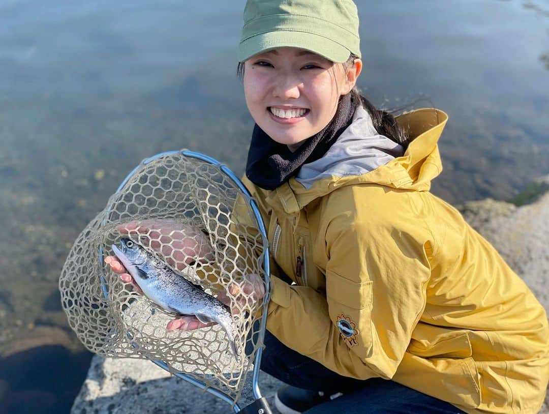 晴山由梨さんのインスタグラム写真 - (晴山由梨Instagram)「群馬県の川場フィッシングプラザさんにお邪魔しました！  朝は気温5度という寒さでしたが、 日中は20度近くなり過ごしやすい中でのエリアトラウト🍁  元気な魚達と、のどかな空気に癒されました☺️ 炭火でじっくり焼いたマスの塩焼きも最高〜！ この日の様子は後日つりジェンヌ公式YouTubeにアップされます♪  帰りは大好きな永井食堂のモツ煮を食べに寄り道🚗💕  #群馬 #川場フィッシングプラザ #管理釣り場 #エリアトラウト #トラウトフィッシング #永井食堂 #モツ煮」10月28日 17時01分 - hareyama_yuri