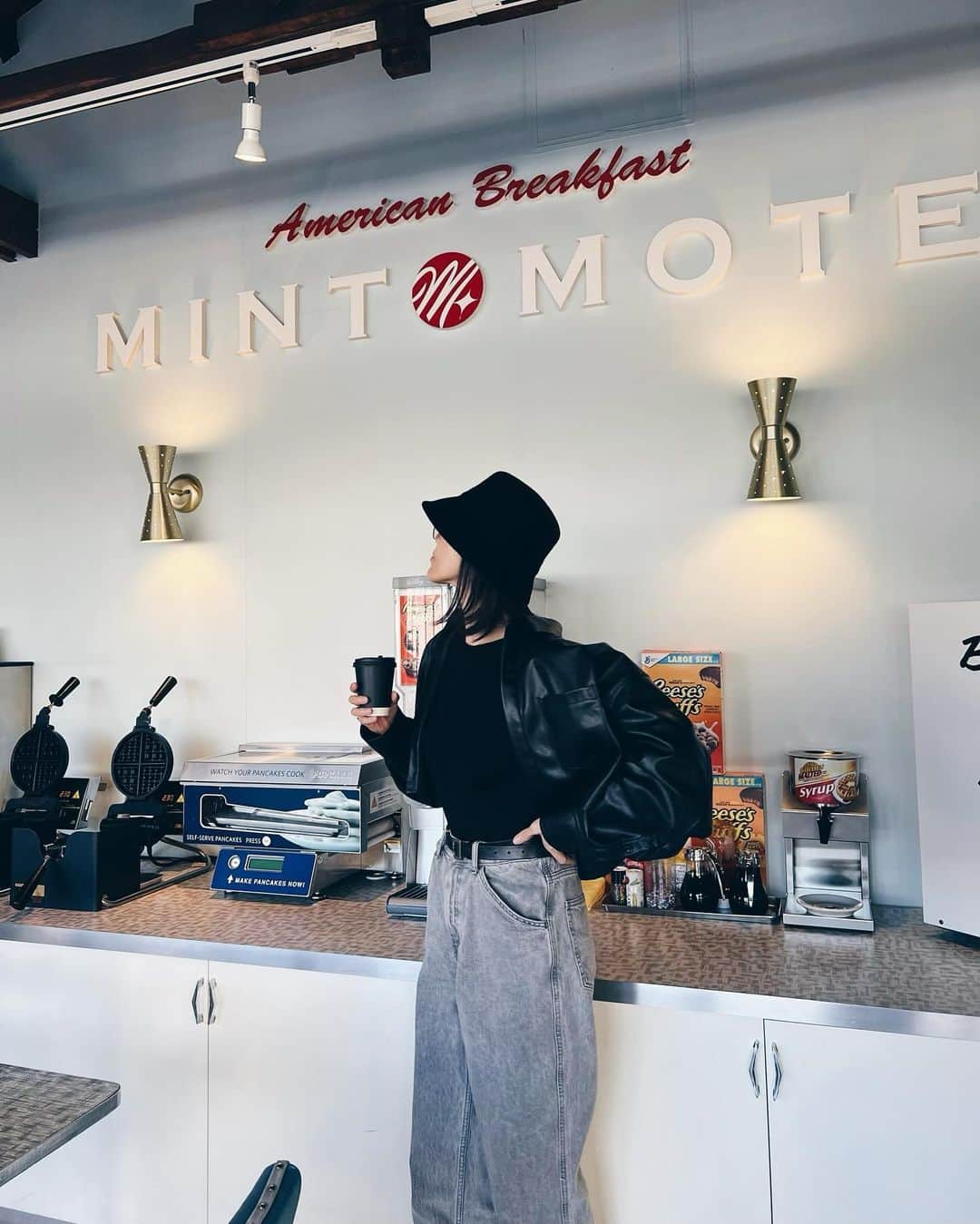 ALISA MATSUMURAのインスタグラム：「Style:) keep it simple…😎 . BLK×GRY🖤🩶 . @sowelu_ とお泊まりからの福生へ🚗 わたしは初めましての福生😀 . 福生をゆっくりお散歩しながらゆったりできるカフェをはしご☕️ もう楽しすぎて笑いすぎた😆👍 . ありがとう😊🧡 . #シンプル#レザー#スニーカー#デニムコーデ#ZARA#UNIQLO#メンズデニム#MOUSSY#メガメ#TheMINTMOTEL#☕️」