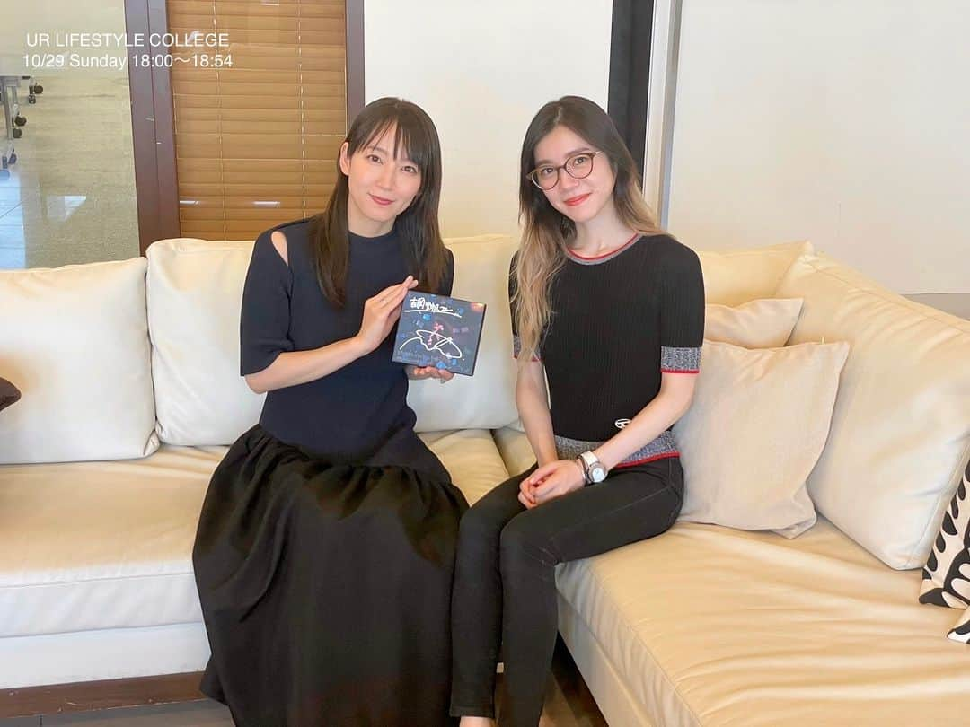 J-WAVEさんのインスタグラム写真 - (J-WAVEInstagram)「milet × 吉岡里帆  吉岡里帆 がナビゲート 『UR LIFESTYLE COLLEGE』  シンガーソングライターのmiletがゲスト！ ￣￣￣￣￣￣￣￣￣￣￣￣￣￣￣￣￣￣￣ 明日、10/29（日）の放送には #milet が登場✨  2018年から本格的に音楽活動をスタート！  現在、全国ホールツアー中でもあるmiletさん。  ライブのお話や楽曲へ込めた思い。 また、普段のライフスタイルのお話など、 その素顔に吉岡里帆がググッと迫ります🎙  お聴き逃しなく🎶  #jwave #urlifestylecollege #吉岡里帆 @riho_yoshioka　 @milet_music」10月28日 17時01分 - jwave813