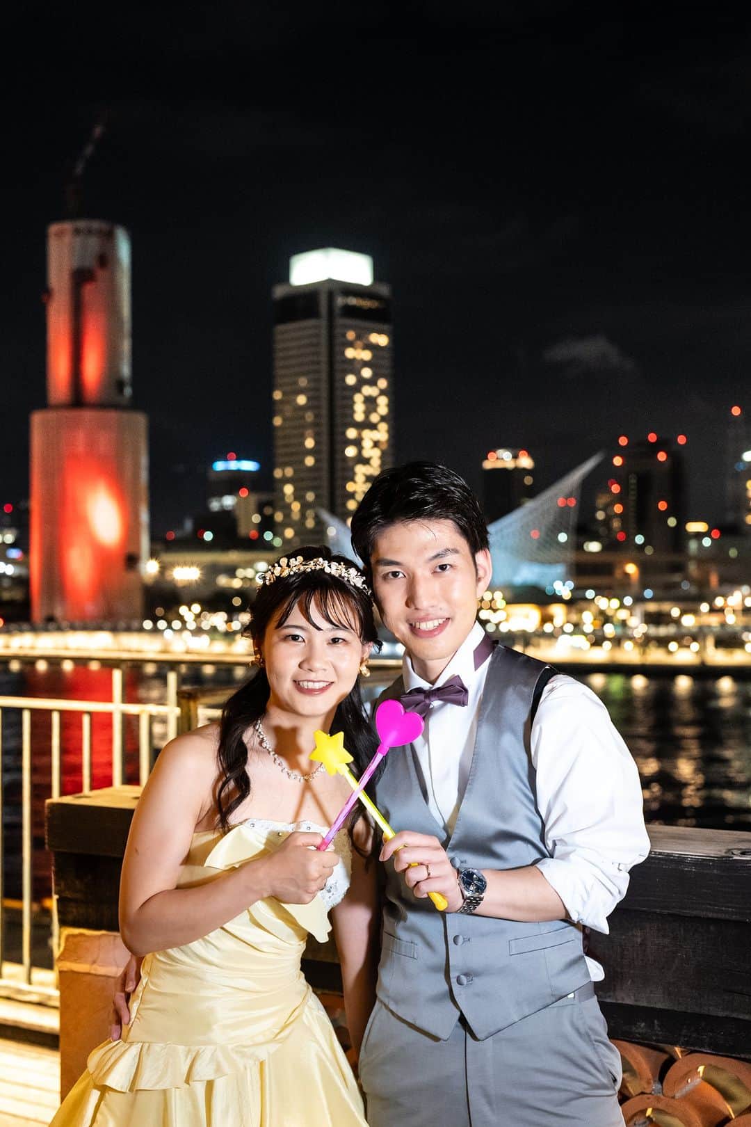 【公式】小さな結婚式さんのインスタグラム写真 - (【公式】小さな結婚式Instagram)「. @petit.wedding をフォローしてね♩ #小さな結婚式 をつけてのお写真投稿も大歓迎です♡ こちらの公式IGでリグラムさせていただきます＊ . 日本三大夜景にも数えられる 神戸の美しい夜景を背景にした幻想的なお写真📷 お気に入りのアイテムで ふたりらしいウェディングフォトを叶えて♡ . >>#小さな結婚式神戸モザイク店 . ——————— #petitwedding #ラヴィファクトリー #前撮り #結婚式 #プレ花嫁 #卒花 #家族婚 #少人数結婚式 #ウェディング #wedding #bridal #weddingdress #花嫁 #挙式 #結婚式準備 #式場探し #日本中のプレ花嫁さまと繋がりたい #結婚式の思い出に浸る会 #結婚準備 #神戸花嫁 #ウェディングフォト #花嫁コーディネート #モザイク #ハーバーランド #関西花嫁 #カラードレス #ロケーションフォト #夜景」10月28日 17時01分 - petit.wedding