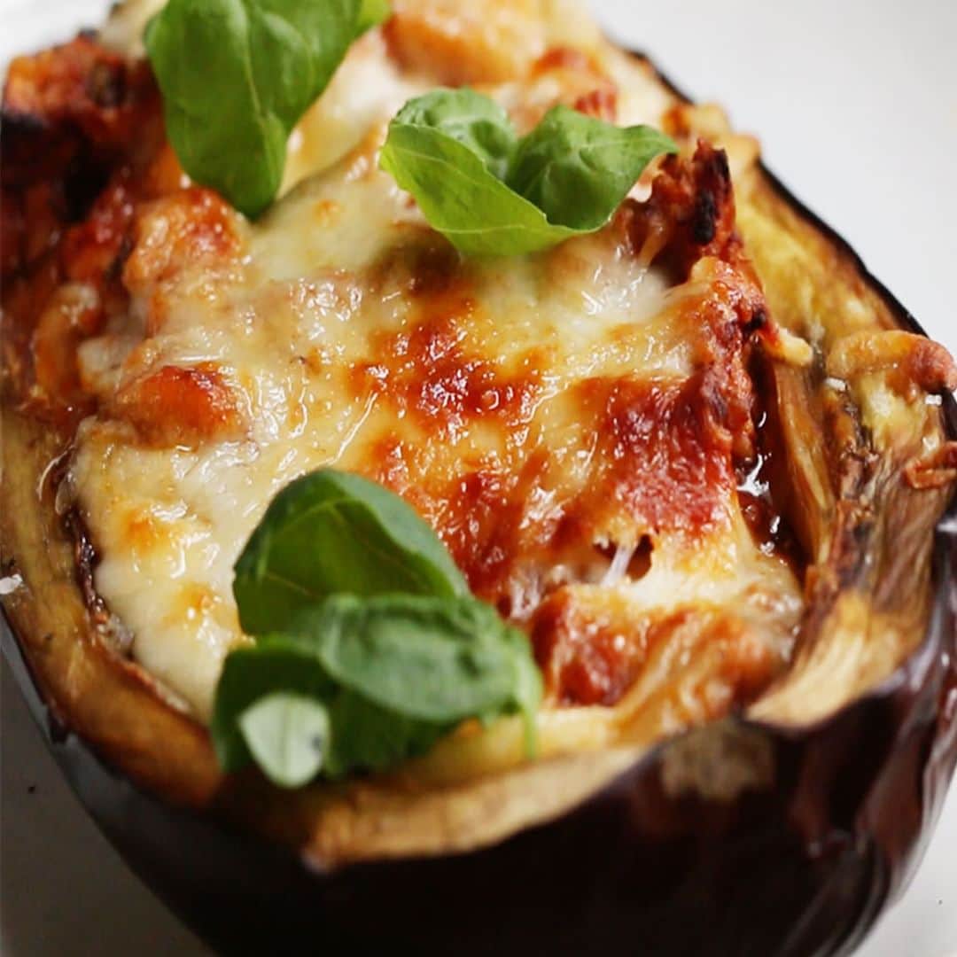 のインスタグラム：「@tastyjapan 👈他のレシピもチェック！ ボリューム満点！イタリア風なすの肉詰め  レシピが知りたい方はプロフィールのリンクをクリックしてね♪  ===  Eggplant Parmesan Boats for 4 servings   Ingredients: 2 medium eggplants 2 tablespoons olive oil salt, to taste pepper, to taste 1/2 lb ground turkey(225 g) 1 onion, diced 2 cups marinara sauce(520 g) 2 cloves garlic, minced 1 cup shredded low-fat mozzarella(100 g) 1/2 cup grated parmesan cheese(55 g) fresh basil, for garnish  Preparation: 1. Preheat oven to 400°F (200°C). 2. Scoop out inside of eggplant leaving about ½-inch (1 cm) border inside. 3. Chop the remaining eggplant and reserve. 4. Brush the scooped out eggplants with olive oil, sprinkle with salt and pepper. 5. Bake for 10-15 minutes. 6. Heat olive oil in medium skillet over medium heat. 7. Add onions and garlic to the pan. Cook until translucent. Add ground turkey and season with garlic powder, salt and pepper. Cook until the meat is browned. 8. Add leftover eggplant pieces to ground turkey and onion. Cook for 5-8 minutes or until tender. 9. Add marinara sauce and cook for another 3-5 minutes. 10. Scoop meat sauce into the eggplants and sprinkle with mozzarella and parmesan. 11. Bake for 10-15 minutes, or until cheese is melted. 12. Sprinkle with basil and serve. 13. Enjoy!  #tastyjapan #なす #なすの肉詰め #イタリア風レシピ」