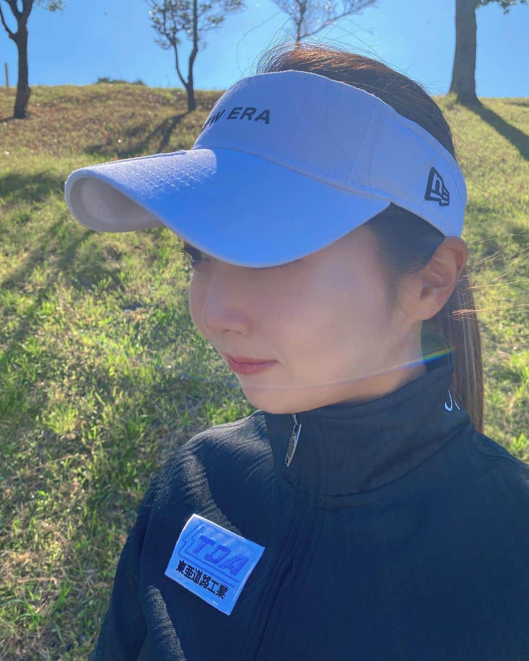 石山千晶のインスタグラム：「⁡ バイザーデビューしました🥳 見慣れないから自分ではちょっと違和感🙃 ⁡ 似合うかな？？コメントで教えてね🫶 ⁡ #東亜道路工業株式会社 #大蔵ゴルフスタジオ #gotchagolf #newera #elitegrips #titleist #kasco #846yajiro #tabata」