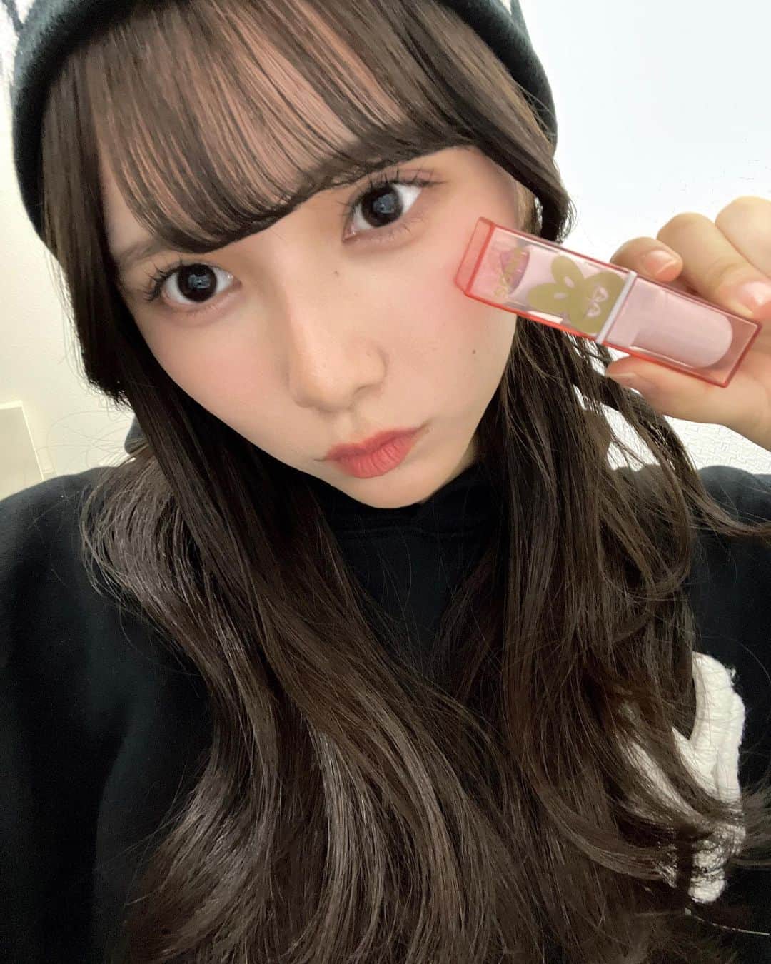 のインスタグラム：「ニコラ12月号の付録は sonaうるうるリップバーム だよ〜！！  1 本でうるうるリップになれるの！ 普段リップ塗った後にグロス足してたんだけど、いらないくらいうるうる！💧  色味が調節できる【イチゴレッド】カラーだから、学校メイクにもおすすめなの！🍓  ガーリーさんにもカジュアルさんにもおすすめなリップだよ︎👍🏻  11月1日発売ニコラ12月号！ 発売まで待っててね〜！！‪🫶🏻   #ニコラ #nicola #ニコモ #ニコラ 12 月号 #SONA #ソナ #ソナコ #PR」