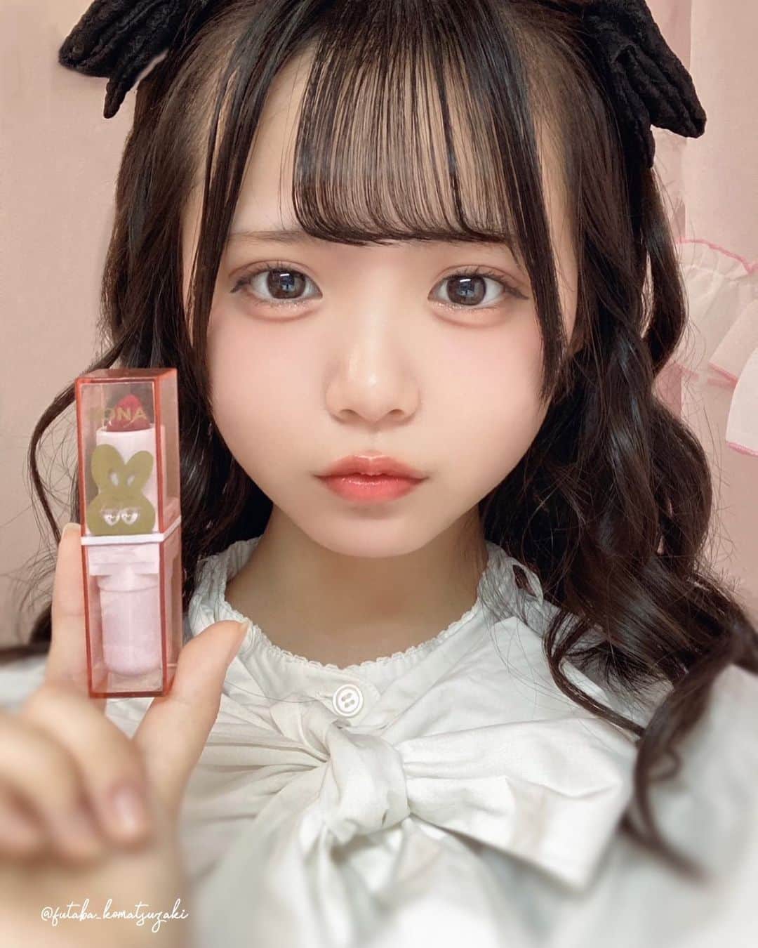 のインスタグラム：「🌱🎀  11月1日(水)発売のニコラ12月号ふろくはSONA うるうるリップバームだよ🐰🍓 グロスなしでも1本でうるうるな質感♡ ちゅるんとしたイチゴレッドは透け感があるからナチュラルに盛れるよ♩  #ニコラ12月号#ニコラ#nicola#SONA#ソナ#ソナコ#ニコモ#小松崎ふたば#🌱🎀」