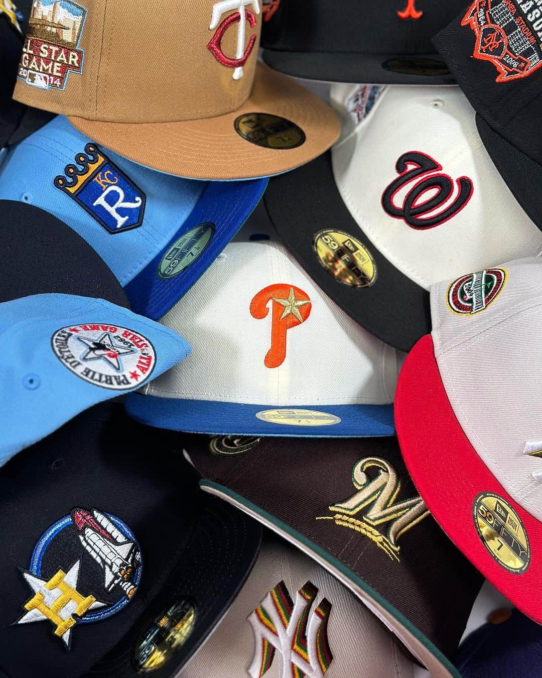 GROW AROUNDのインスタグラム：「#growaroundnewarrivals  NEW YORK買付🗽 NEW ERA  59 FIFTY FITTED CAP!!!! NY買付のNYのセレクトショップ別注のCUSTOM MODEL緊急入荷しました！！ 明日、10月29日12時より渋谷店、ONLINE STOREで同時発売します！！ 極少量の入荷になります。 この機会をお見逃しなく！！」