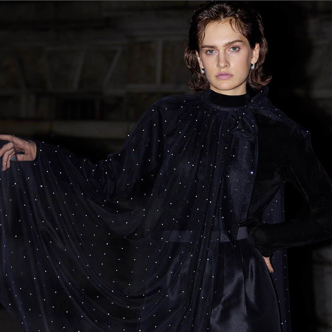 のインスタグラム：「【CATALOG】 ⁡ 2023 WINTER COLLECTION ⁡ cape ¥20,900 ◆発売中 ⁡ プロフィールのリンクより 最新のデジタルカタログをご覧頂けます。 ⁡ ⁡ #CELFORDAW23 #celford #セルフォード」