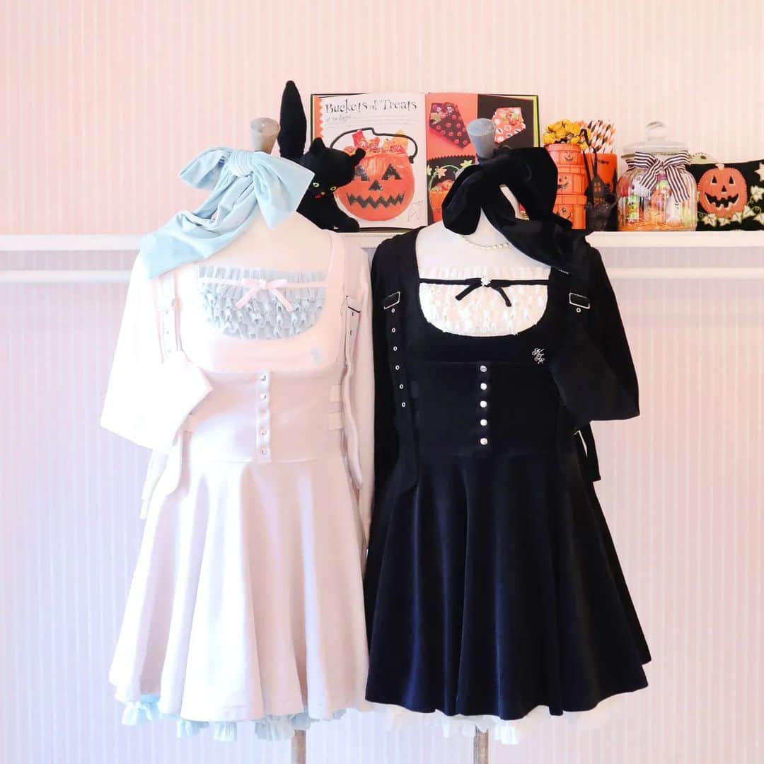 ケイティのインスタグラム：「🎃 𝑺𝒑𝒐𝒐𝒌𝒚 𝑻𝒆𝒂 𝑷𝒂𝒓𝒕𝒚 🎃  ” 𝑻𝑬𝑨 & 𝑪𝑨𝑲𝑬 ” ベロアシリーズは ジャンスカとのセットアップもおすすめ🎀  コルセット風の胸元から クリームのようなフリルを覗かせれば お砂糖たっぷり ハロウィンケーキ Twins の出来上がり🍰💕  スプーキーなお茶会を楽しんで🫖🖤  #katiethestore」