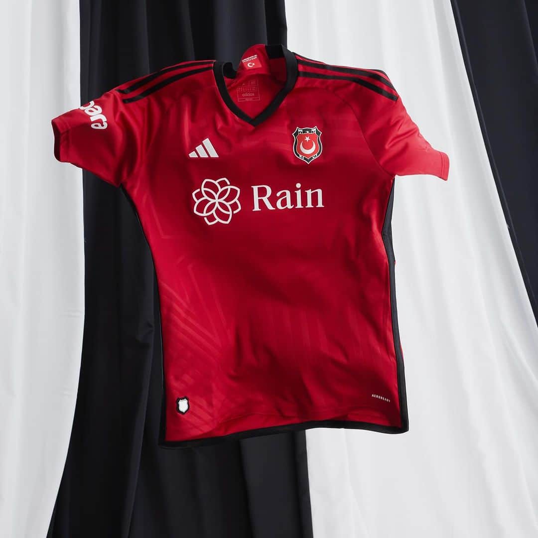 adidas Footballのインスタグラム：「Logoda büyüyen bir bayrak, kutlanan bir miras 🦅  Özel formamızla, Türkiye Cumhuriyeti’nin 100. Yılını gururla kutluyoruz!   #CumhuriyetinBayrakTakımı 🇹🇷  A flag magnified, a legacy celebrated, together we proudly celebrate 100 years of the Republic of Turkey with our special edition jersey.」