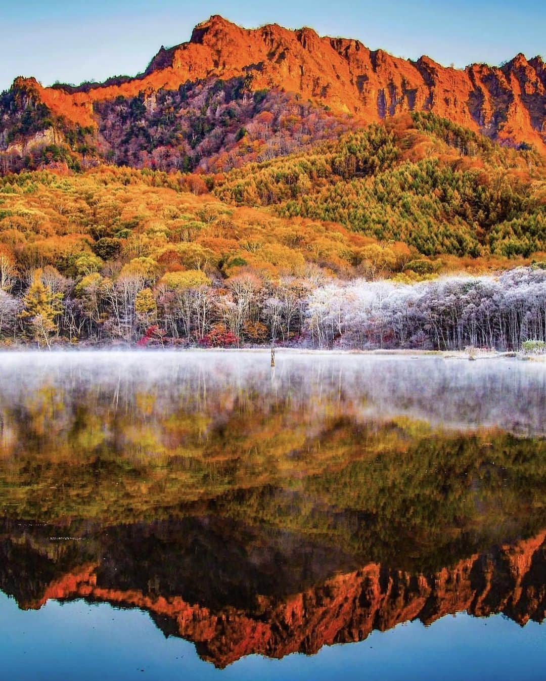 ?長野県 観光 公式インスタグラム のインスタグラム：「// Photo by @saitomokiti  映る景色も美しい 「戸隠 鏡池」 ＠長野市  長野市・標高1200mの戸隠エリアにある「鏡池」  その名の通り、戸隠連峰や周辺の自然景観を 鏡のように映し出す神秘的な池です👀✨️   見事な水鏡を見るなら早朝がおすすめ💕✨️ 周辺には遊歩道も設置されているので 散策しても気持ちのよいスポットですよ😀✨️  ＝＝＝＝＝＝＝＝＝  Kagami Pond in Togakushi (Nagano City)  Kagami Pond sits among the woods of Togakushi, a highland area at an altitude of around 1,200 meters just north of Nagano City.  Kagami is the Japanese word for mirror, and as the name implies, the pond clearly reflects the scenery of the vibrant foliage and the Togakushi mountain range in its waters.  The best time to enjoy these reflections is early in the morning. There is also a walking trail maintained around the pond, so you can take a stroll through the woods as part of your visit.  ＿＿＿＿＿＿＿＿＿　  Location / Nagano City , Nagano , Japan   #おうちでながの #長野のいいところ #鏡池 #長野市  ＿＿＿＿＿＿＿＿＿  🍁インスタアワード秋冬⛄作品募集中📷  #長野の列車旅秋冬 撮影場所(長野県内に限ります) をキャプションに入れて 応募期間（10/16～1/31）に投稿してください。 優秀作品に選ばれると 長野県特産品セットをプレゼント🎁」