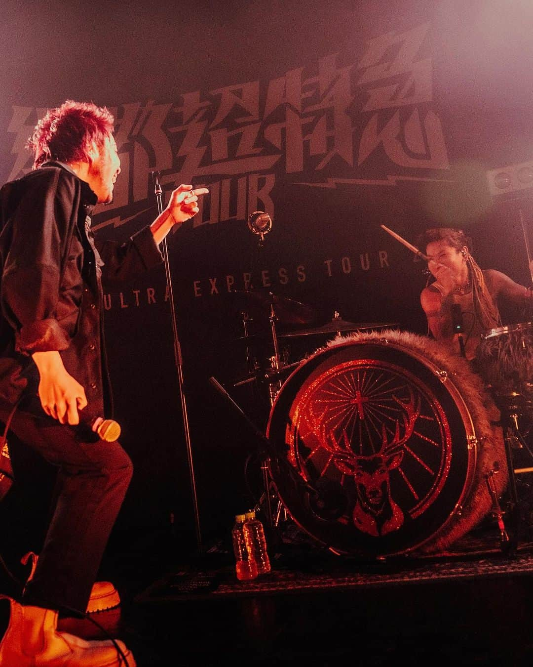 Tatsuya Amanoさんのインスタグラム写真 - (Tatsuya AmanoInstagram)「Thank you @rottengraffty for having us last night! ⁡ 約1ヶ月振りのCrossfaithライヴ最高過ぎた✊💥 来年の1月26日 新曲を引っさげてZepp Fukuokaに帰って来るから全員集合な😈  Photo : @shot.row  ⁡ #ROTTENGRAFFTY #響都超特TOUR #コイエ部長からのドラムソロアンコール #ジャケット予想以上に暑過ぎた」10月28日 17時03分 - tatsucrossfaith