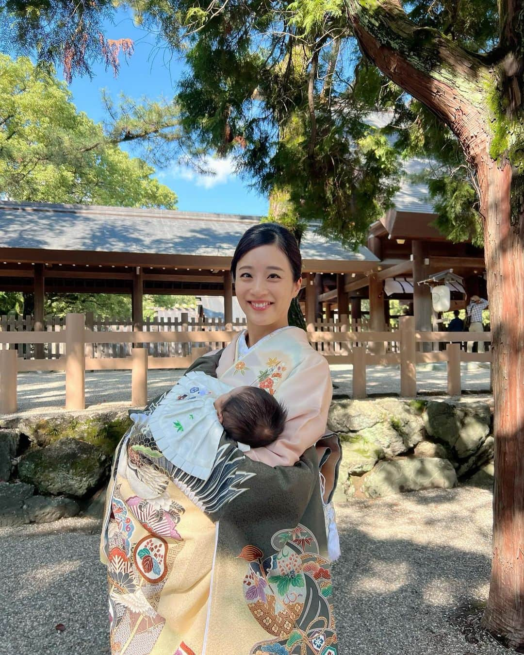 遥羽ららさんのインスタグラム写真 - (遥羽ららInstagram)「.  お天気にも恵まれ 無事お宮参りを終える事ができました⛩️👘  日々の感謝と 健やかな成長を願って…  男の子です👦 (私に似て色黒でした笑)  #お宮参り #産着 #訪問着 #男の子ベビー」10月28日 17時03分 - rara_haruha