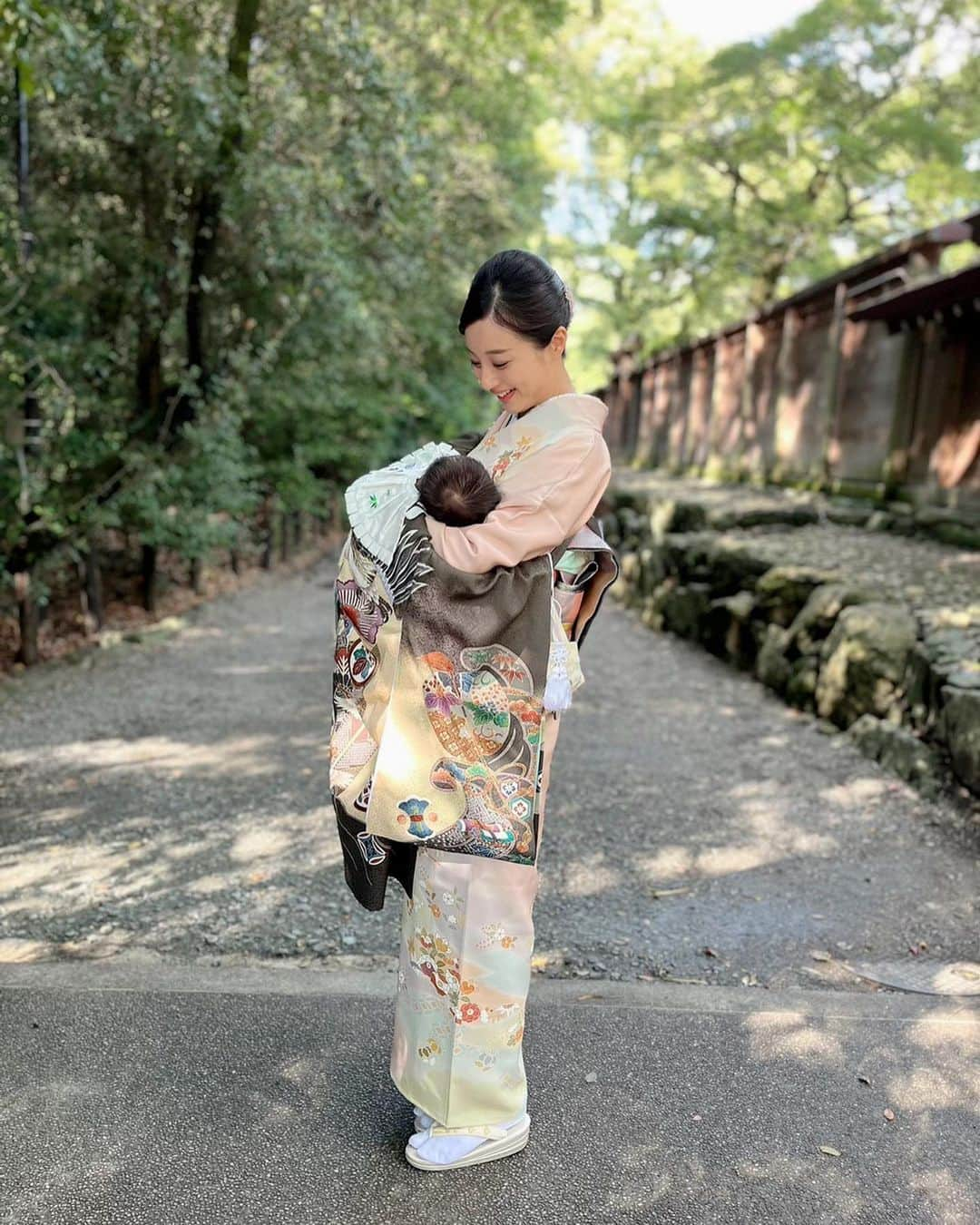 遥羽ららさんのインスタグラム写真 - (遥羽ららInstagram)「.  お天気にも恵まれ 無事お宮参りを終える事ができました⛩️👘  日々の感謝と 健やかな成長を願って…  男の子です👦 (私に似て色黒でした笑)  #お宮参り #産着 #訪問着 #男の子ベビー」10月28日 17時03分 - rara_haruha