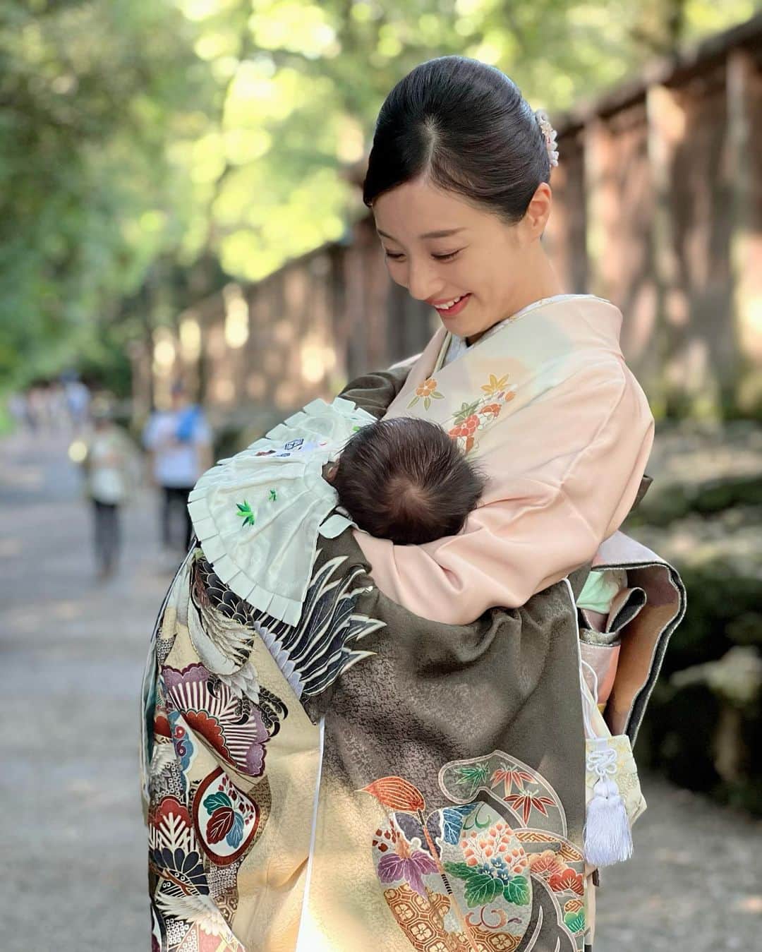 遥羽ららのインスタグラム：「.  お天気にも恵まれ 無事お宮参りを終える事ができました⛩️👘  日々の感謝と 健やかな成長を願って…  男の子です👦 (私に似て色黒でした笑)  #お宮参り #産着 #訪問着 #男の子ベビー」