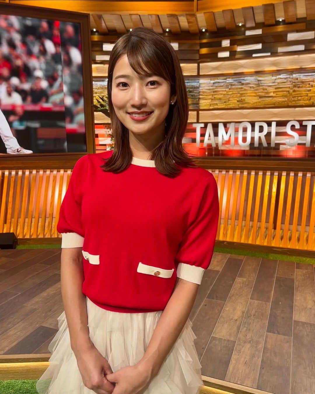 安藤萌々のインスタグラム：「昨日のタモリステーション、楽しんで頂けましたか？⚾️  衣装の詳細です☟ 赤ニット、チュールスカート  LOULOU  WILLOUGHBY  ピアスete  エンゼルスカラーの鮮やかニット❤️‍🔥 スタイリストさんのセンスに感謝です😆   スタジオは木の温かみも感じる素敵空間でした🌲 (芝生があると落ち着くゴルフ部)」