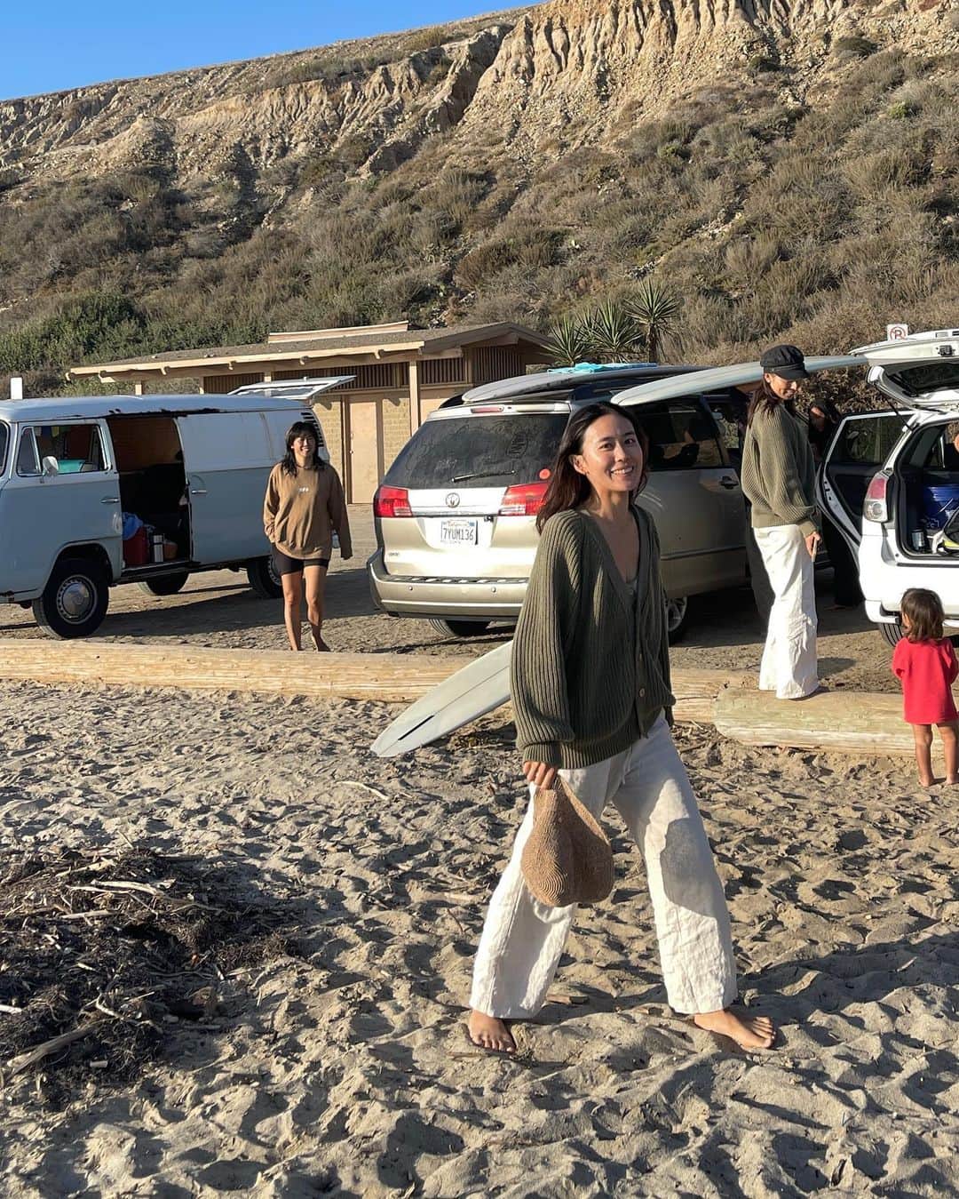 栗山遥のインスタグラム：「Oceansideに移動してから 気付きとインスピレーションに溢れすぎていて、 今ここにいる時間を大事に大事に過ごしていました 沢山の新しい出会い、繋がり、タイミングが重なって、刺激的な毎日🙏🏽🌱 わたしの芯や核となる部分が、より強く、明確になってきていて、わたしの人生が次のチャプターに進んでいるような感覚。 こんな旅になるなんて、思っていなかったなぁ。  波はサイズアップしてヒヤヒヤしていたけれど、少し落ち着いて、毎日楽しくサーフ🌞❤︎幸せです。ありがとう❤︎」