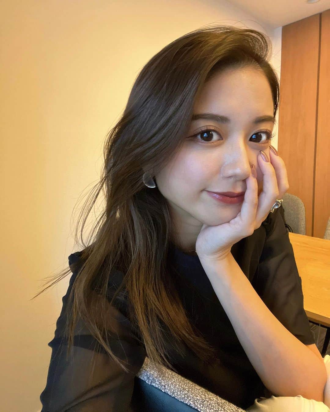 西村まどかのインスタグラム：「おひさです🤳🩶 ㅤㅤㅤㅤㅤㅤㅤㅤㅤㅤㅤㅤㅤ ㅤㅤㅤㅤㅤㅤㅤㅤㅤㅤㅤㅤ やっと秋冬仕様に。  まつ毛とハイライトにこだわり強め私のマストアイテム達。まつ毛カールキープコートは本当に使った方がいい！  マツパの持ちもよくなったよ☺︎ 伸びたので二回連続でロット変えてくれました。全体的にしっかりめのカールで目尻だけ、緩やかにしてもらってます @garland_eyelash   髪色は艶が綺麗に出るカラーで、寒色とも暖色とも言えないような絶妙な色を混ぜてくれてるそう🫶 @sayuri.loness   夏焼けた分の肌ケアをお任せしてるお陰で、今年は白く戻るのが早い、嬉しい。 @une_fleur_ami  ㅤㅤㅤㅤㅤㅤㅤㅤㅤㅤㅤㅤㅤ  #selfie #herlipto #毎日メイク #透明感カラー #透明感メイク #艶肌 #まつ毛パーマ #まつ育 #おすすめコスメ #美肌ケア」