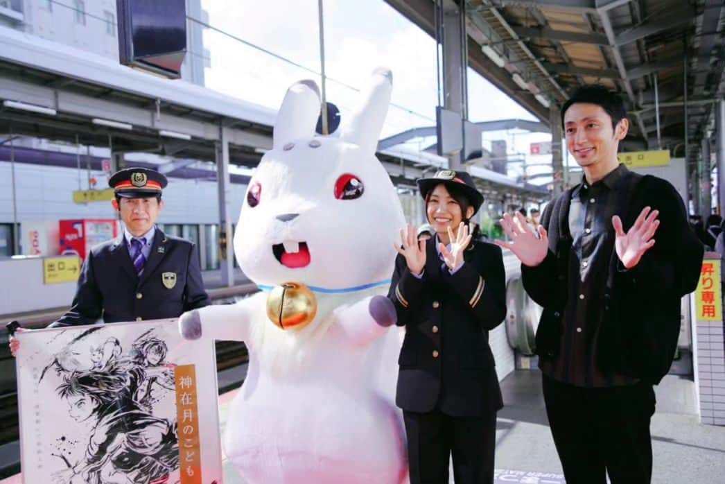 miwaさんのインスタグラム写真 - (miwaInstagram)「出雲市駅の1日駅長を務めさせていただきました✨ 駅構内アナウンスをさせていただいたり、貴重な経験となりました😊 「あめつち」に乗ってやってきたシロちゃんと、四戸監督を駅でお迎えしました‼️ いろいろと教えてくださった駅長の島充さん、ありがとうございました✨  #出雲 #出雲観光大使 #神在月 #出雲市 #１日駅長 #神在月のこども  #あめつち」10月28日 17時21分 - miwa_official_38