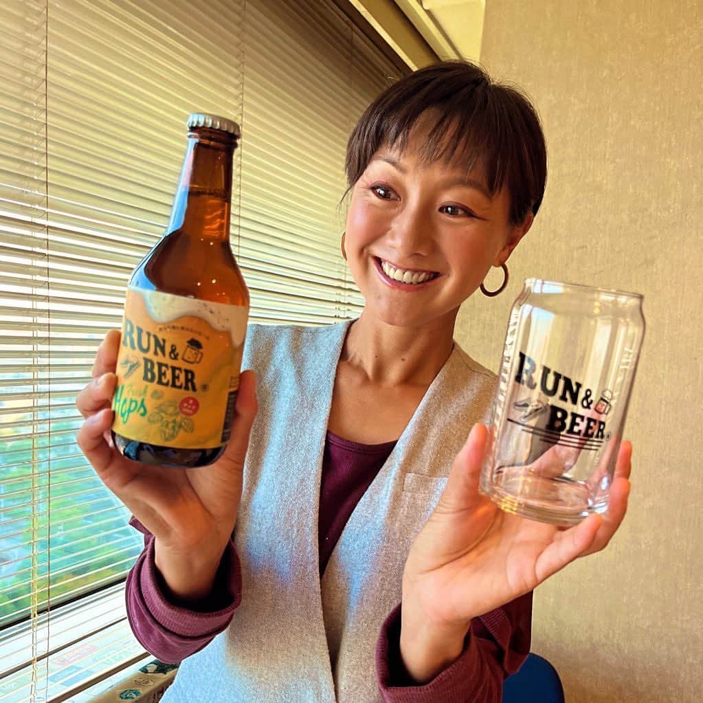 柴田聡のインスタグラム：「和可菜さん ありがとう！！！  明日美味しいビール飲む為、 がんばる！！  #route847 #jogstation  #横浜マラソン  #福島和可菜 さん #ランビア #オリジナルビール #誕プレ #可愛すぎる #ビールグラス」