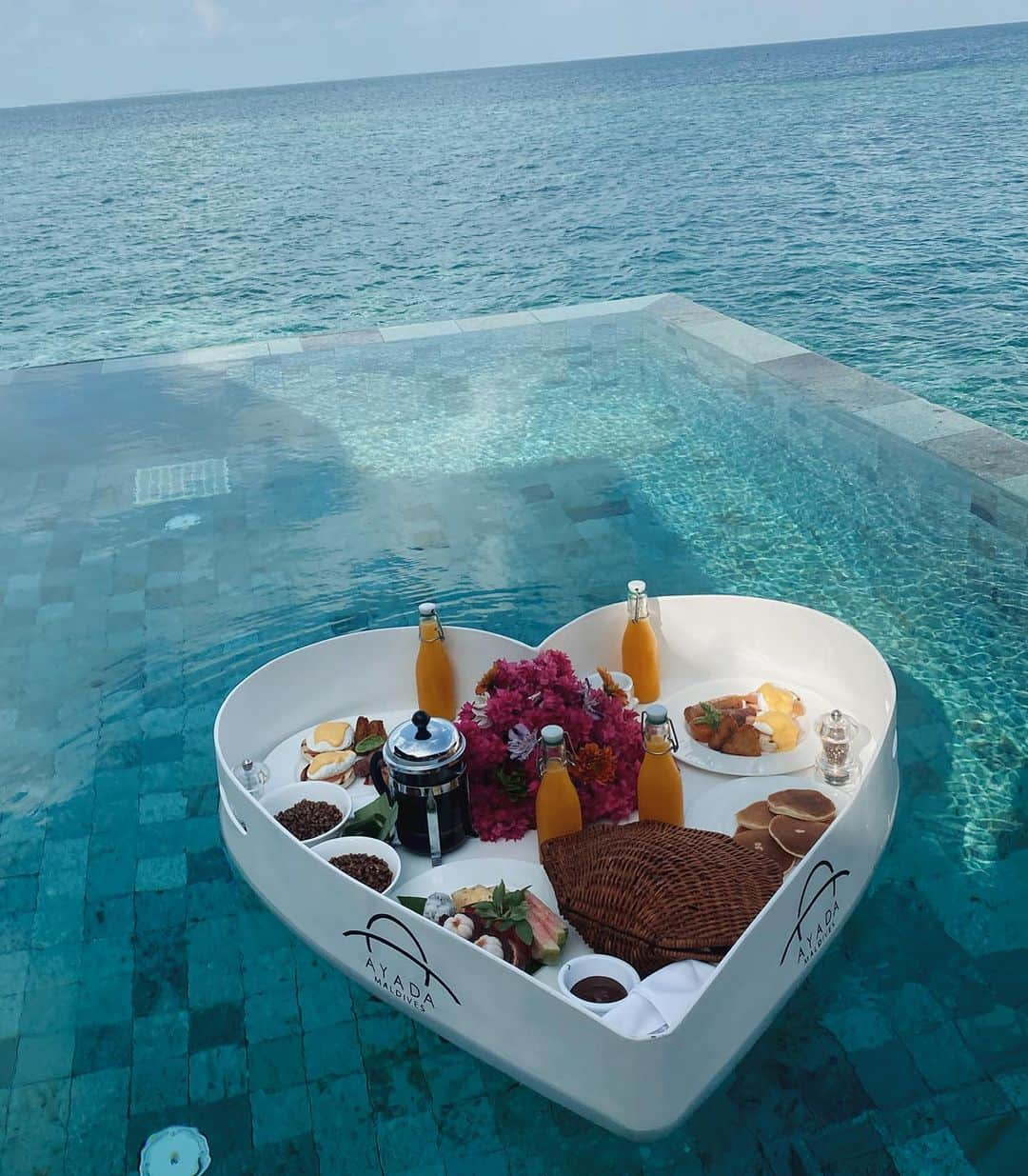 ファーン・マッキャンさんのインスタグラム写真 - (ファーン・マッキャンInstagram)「Meet me where the sky kisses the sea 🌊  Well I’m defo not going to be getting my breakfast smoothie served floating on an infinity pool next week in England…so I might as well enjoy it here whilst I can 😎🌺🥞🥐🍉🍊  @ayadamaldivesresort  Everything about this trip has been unforgettable. Grateful for the service, food, views, the blue seas. Thankyou thankyou thankyou.   #ayadamaldives #maldives #floatingbreakfast #breakfast」10月28日 17時36分 - fernemccann