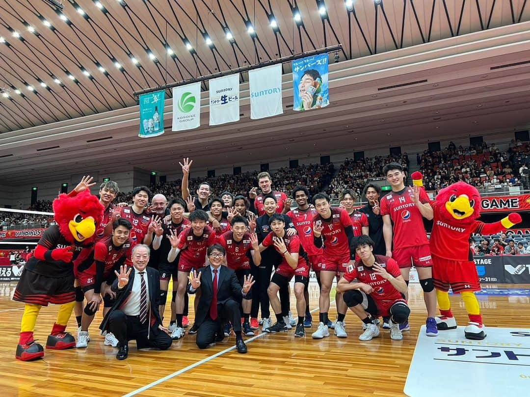 小野寺太志さんのインスタグラム写真 - (小野寺太志Instagram)「… vs VC長野 3-0 WIN !!! VOMありがとうございます🍺  #1028 #4勝目 #Vリーグ #サントリーサンバーズ」10月28日 17時33分 - taishi.o