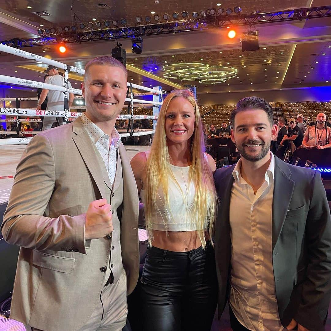 ホリー・ホルムのインスタグラム：「It’s been a great night of fights here in  Orlando! What a pleasure it was to be a part of the commentating team for the Serrano vs. Ramos fight. You ladies fought for an active 12 three minute round fight and showed true grit. Thank you for the inspiration!」