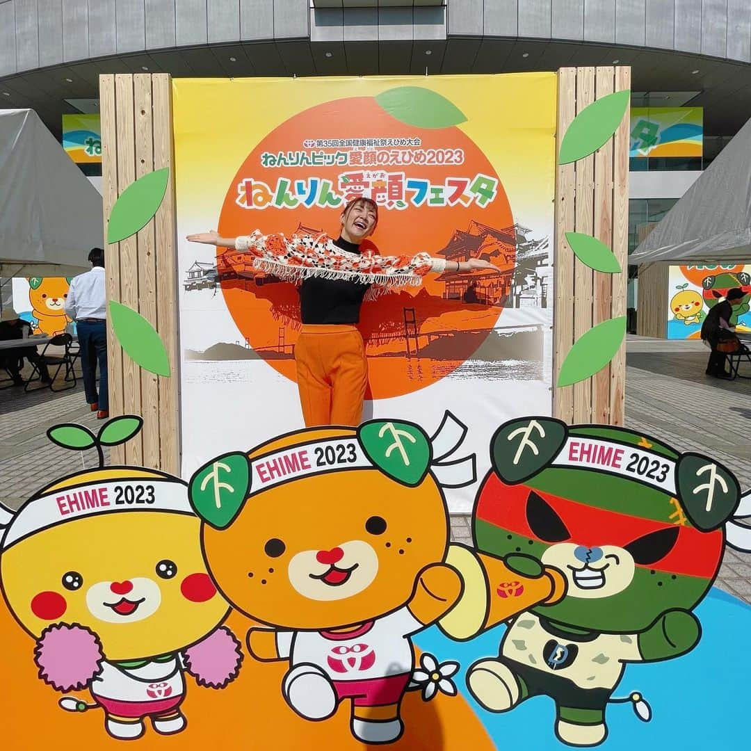 みかんのインスタグラム：「地元愛媛は大賑わいです🍊 県外からも皆さん''ようおいでたなもし”🙇‍♀️ 伊予弁でようこそ！いらっしゃいませ！と いう意味です✨ 今日から4日間「ねんりんピック愛顔(えがお)のえひも 2023」が開催されました🥳 私はFM愛媛さんのステージで生放送のラジオに出演させて 頂きました✨ バンビーノさんやひめキュンとも会えて楽しい公開ラジオやったよ🩷 会場では沢山のイベントをやってて、フードや体験コーナーもあるので、楽しいの間違いなし👍 是非、お時間ある方は足を運んでみてね🥰 #ねんりんピック2023 #開催県 #えひめ #FM愛媛 #公開ラジオ」