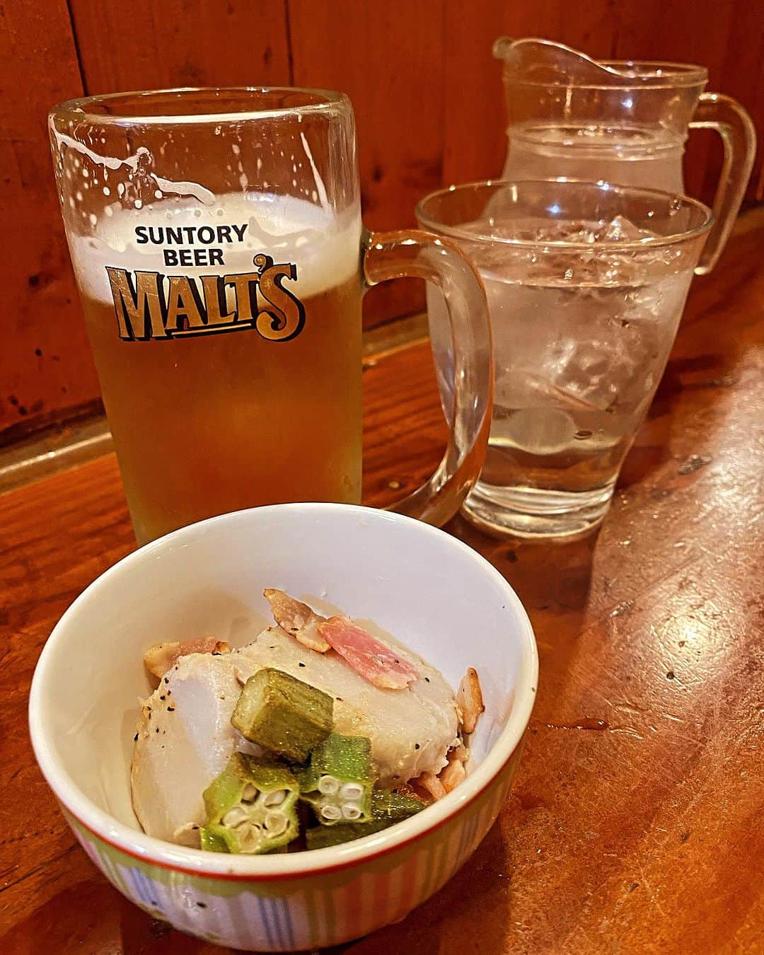 角田陽一郎のインスタグラム：「ビール飲んじゃう。 お冷もくださいと頼むと、僕はよくお冷を飲むので、ピッチャーも付いてくる。こんなんで常連感を感じる。」