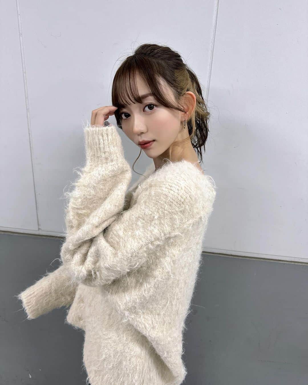 野島樺乃のインスタグラム：「#ノジマノシフク  . . . アイボリーのシャギーニットカーディガン🐑♡ お仕事でヘアメイク素敵にしていただいたよ 珍しくアップヘア☺︎‬ . . . . #シャギーニットカーディガン  #シャギーニット #冬コーデ #秋コーデ  #モノトーンコーデ #ワントーンコーデ  #fashion #ootd  @forksy_official @style_mixer」