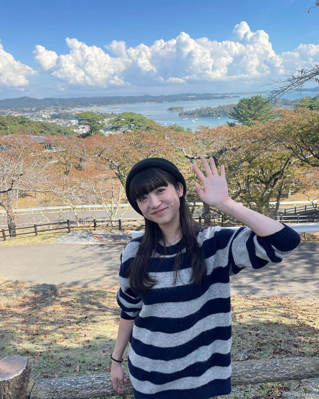 新井ひとみさんのインスタグラム写真 - (新井ひとみInstagram)「松島〜〜〜〜〜は、下から見るんでねぐて上がら見らいん〜✨って言ってもらったので松公園‼︎いってきたべゃ〜‼︎☺️  #女子流　#東京女子流　#新井ひとみ　#ひーちゃん宮城の旅　#宮城　#宮城県観光 #宮城観光 #松島湾　#観光 #利府町 　#西行戻しの松公園　#おさかな市場　#ホテル壮観　#ひーちゃん連れてって　#ひーちゃんとお出かけ　#推し活　#女子流とお出かけ #98 #98년생 #98年組と繋がりたい 　#패션스타그램　#每日穿搭　#日系穿搭　#팔로우미　#얼스타그램　#일본인　#예쁘다그램　#옷스타그램　#뷰티스타그램」10月28日 17時35分 - hitomi_tokyogirlsstyle