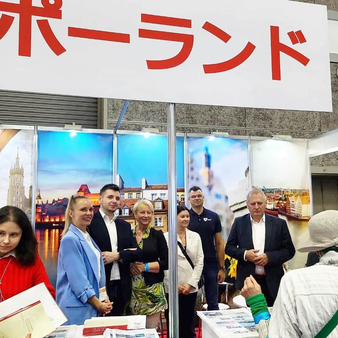 ポーランド政府観光局 ZOPOT w Tokioのインスタグラム：「ツーリズムexpoジャパン2023 曜日まで開催中です。 今日はポーランド南部マウォポルスカ県視察団の訪問がありました。 ポーランドの旅行会社3社のカウンターでは現地ツアーや専用車の手配、ライセンス日本語ガイド、宿泊、移動、イベントなどについて具体的に日本語で相談して、手配の依頼ができますよ。 日本発のツアーでは取り扱いのないような特別なご提案もいっぱい。 あなたの夢の旅のプランを実現にしてみませんか?  各旅行会社のカウンターにぜひお立ち寄りください。  #海外旅行好きな人と繋がりたい  #ポーランド  #もっとポーランド  #ツーリズムEXPOジャパン2023」