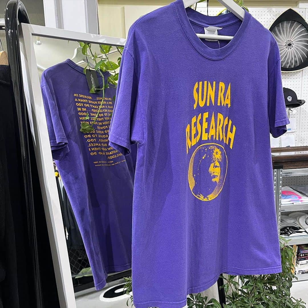 ジャムルのインスタグラム：「90-00's　SUN RA　¥19800+tax(21780) . 自らを太陽神の姿で出現した土星からの使者と名乗った伝説的ジャズ鍵盤奏者、サン・ラー。  ジャズ界最大の異才と言われ宇宙からインスパイアされたその才能は多種多様な音楽要素を取り込みアバンギャルドなジャズとして世に放たれ、永遠に輝き続けるコズミック・サウンドとして現在も様々なアーティストに大きな影響を与え続けています。  こちらは偉大なミュージシャン、SUN RAに関するインタビューやエッセイなどを集めた 1995年にスタートしたFAN ZINE「SUN RA RESEARCH」のTシャツになります。 判る人には堪らない1枚、レイカーズ・カラーも最高ですね！！  海外では$300 ～ upというところでしょうか。。 サイズが合う方が羨ましい1枚です。  WEB SHOPに入荷しております。 是非ご覧ください。 jammru.com  #jammru#jammru_tee#sunra #大阪古着屋#心斎橋古着屋#usedmix #vintagetshirt #vintagetee #vintagebandtee #osaka  #fashion  #streetstyle  #streetfashion  #vtg  #vintage  #used  #usedclothing  #古着 #古着屋 #ファッション #70s #80s #90s」