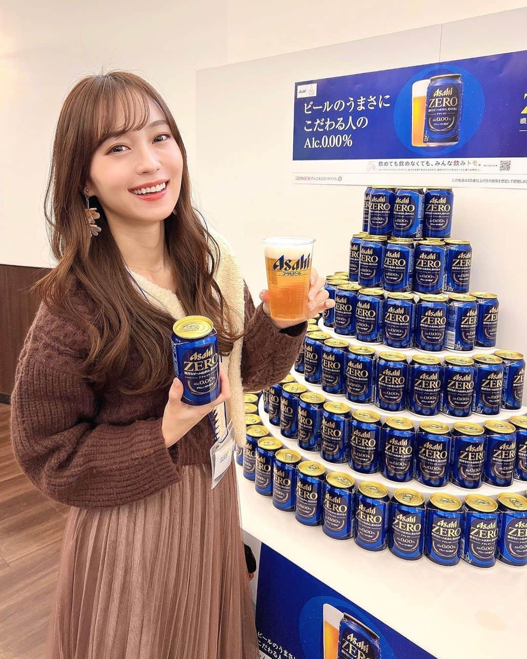 みき みーやんさんのインスタグラム写真 - (みき みーやんInstagram)「アサヒビールさんからご招待をいただいて 『アサヒ ゼロ』の先行試飲会に行ってきました🍺💕 @asahibeer_jp  . このアサヒ ゼロ。 濃厚なビールを醸造してから アルコール分を完全に取り除いて アルコール分0.00%を実現する ブリューゼロ製法で作られていて 一口で違いがわかるビール味の アルコール分ゼロの商品なの👏🍺 . ビールと飲み比べもさせてもらったけど ビールと変わらない美味しさやったし どっち飲んでるか正直わかんない🤣www （みんなもやってみてほしいw） . . 私、絶対違いわかるで！😏って方は 10月24日~10月29日まで阪急梅田ビッグマン前にて アサヒ ゼロが飲めるポップアップバーが 実施されているるから そこでぜひ当ててみて😍w （3種類飲み比べもできるよ🍺 . ビールのような芳醇さと香りに 美味しくて絶対騙されると思う🤣🍺 . ポップアップに行けない方も 10月24日から近畿エリア限定で発売してるから ぜひ探してみてねー💕 . . ノンアルコールって飲めない時はもちろん 夜のほっこりした時間にビールの味を 味わいたいんよなーって時にもいいよね🤤💕 みんなはどんな時にノンアルコール飲んでみたい？🧡  . #PR #アサヒビール #AsahiZERO #アサヒゼロ #ZEROの衝撃 #ビール女子 #吹田 #ノンアルコール #試飲#ロングヘア #フリーモデル #関西モデル #asahibeer #ビール #宅飲み #飲み比べ  #秋コーデ #ニットコーデ #コーディネート #ブラウンコーデ #大阪 #工場 #🍺 #美味しい #コテ巻き #ゆるふわ」10月28日 17時40分 - mi_yan0101