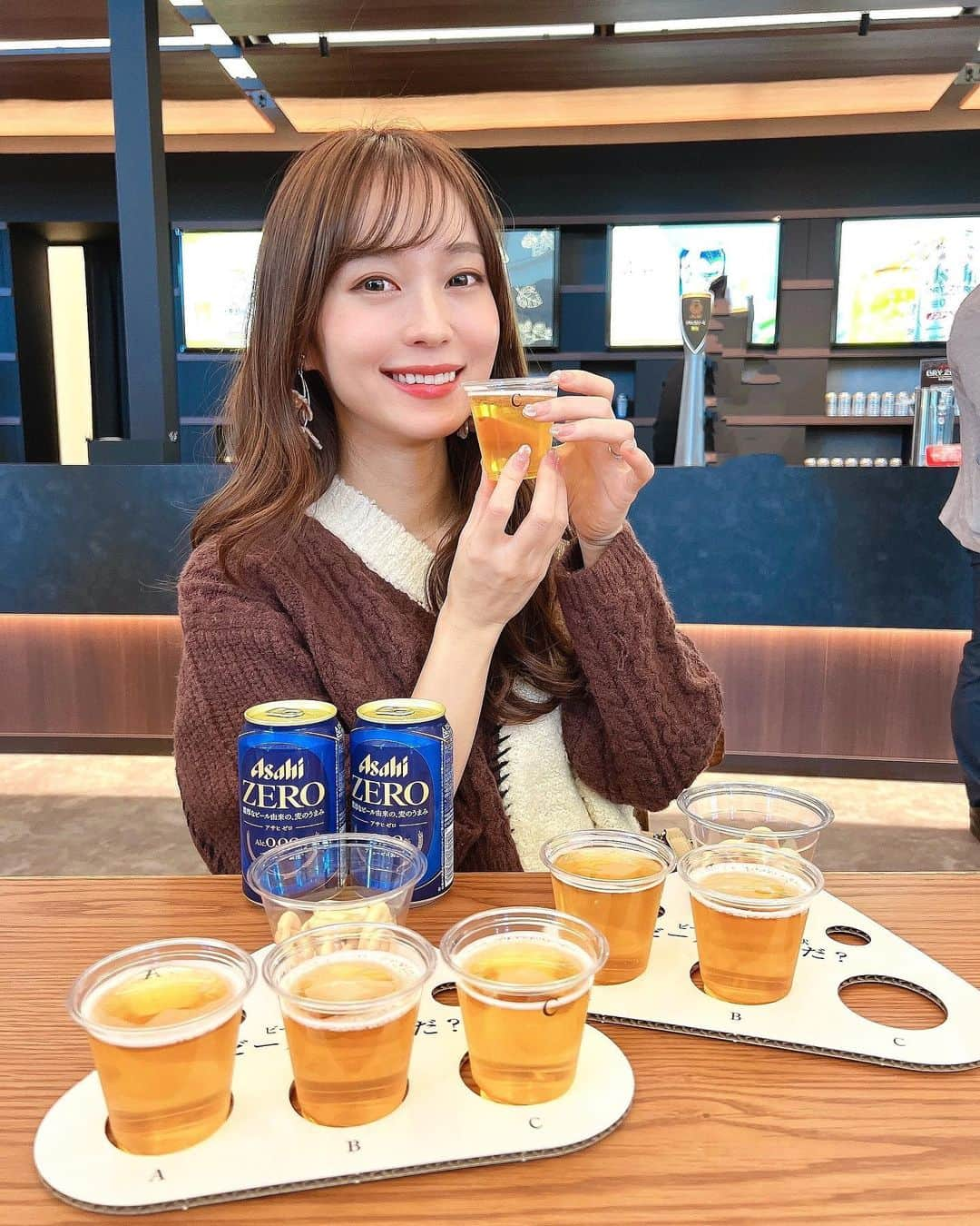 みき みーやんさんのインスタグラム写真 - (みき みーやんInstagram)「アサヒビールさんからご招待をいただいて 『アサヒ ゼロ』の先行試飲会に行ってきました🍺💕 @asahibeer_jp  . このアサヒ ゼロ。 濃厚なビールを醸造してから アルコール分を完全に取り除いて アルコール分0.00%を実現する ブリューゼロ製法で作られていて 一口で違いがわかるビール味の アルコール分ゼロの商品なの👏🍺 . ビールと飲み比べもさせてもらったけど ビールと変わらない美味しさやったし どっち飲んでるか正直わかんない🤣www （みんなもやってみてほしいw） . . 私、絶対違いわかるで！😏って方は 10月24日~10月29日まで阪急梅田ビッグマン前にて アサヒ ゼロが飲めるポップアップバーが 実施されているるから そこでぜひ当ててみて😍w （3種類飲み比べもできるよ🍺 . ビールのような芳醇さと香りに 美味しくて絶対騙されると思う🤣🍺 . ポップアップに行けない方も 10月24日から近畿エリア限定で発売してるから ぜひ探してみてねー💕 . . ノンアルコールって飲めない時はもちろん 夜のほっこりした時間にビールの味を 味わいたいんよなーって時にもいいよね🤤💕 みんなはどんな時にノンアルコール飲んでみたい？🧡  . #PR #アサヒビール #AsahiZERO #アサヒゼロ #ZEROの衝撃 #ビール女子 #吹田 #ノンアルコール #試飲#ロングヘア #フリーモデル #関西モデル #asahibeer #ビール #宅飲み #飲み比べ  #秋コーデ #ニットコーデ #コーディネート #ブラウンコーデ #大阪 #工場 #🍺 #美味しい #コテ巻き #ゆるふわ」10月28日 17時40分 - mi_yan0101